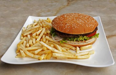 plaka hamburger ve patates kızartması ile