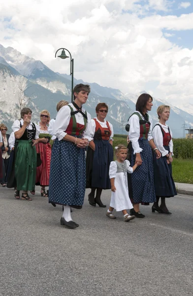 Kvinna och tjejer går jag traditionella klänningar i Österrike proces — Stockfoto