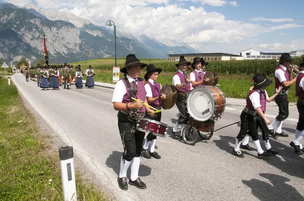 Kinderen die musiceren in processie — Stockfoto