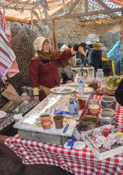 Mulher que vende doces no mercado — Fotografia de Stock