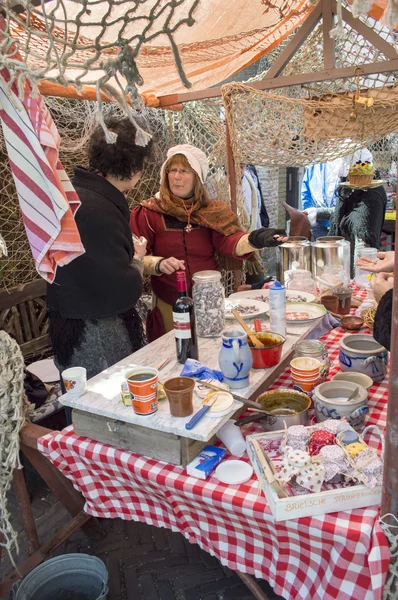 Mulher que vende doces no mercado — Fotografia de Stock
