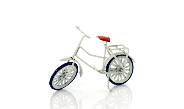 Pequeña bicicleta de juguete blanco — Foto de Stock