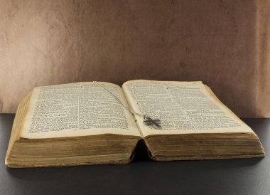 Gümüş haç ile eski İncil kitap