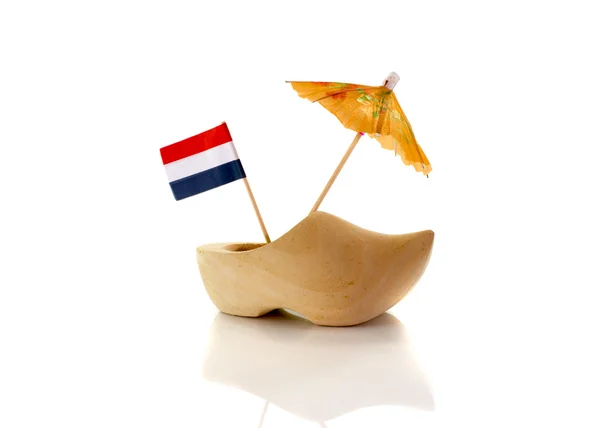 荷兰木屐与荷兰国旗 — 图库照片