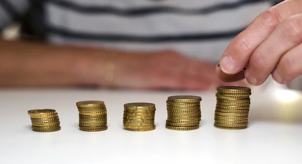 Hand geld op stapel zetten — Stockfoto