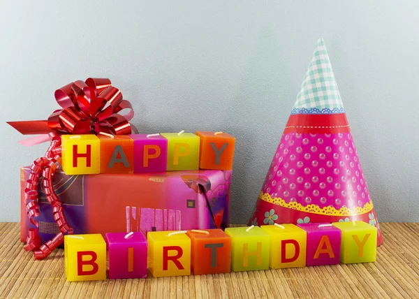 Feliz cumpleaños velas con regalo — Foto de Stock