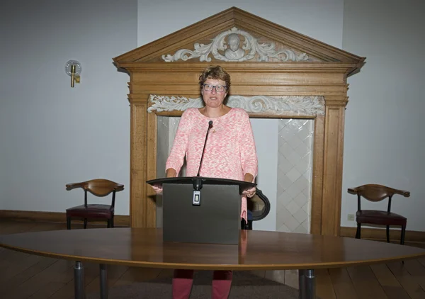 Frau spricht im Hochzeitssaal zur Öffentlichkeit — Stockfoto