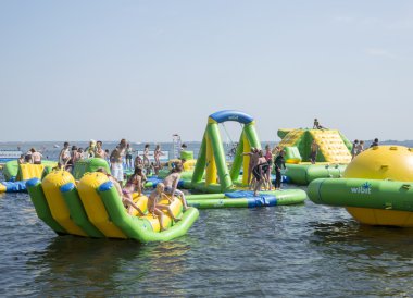 Aqua splash parkta oynayan çocuklar