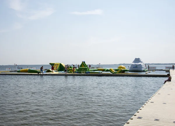 Barn leker i aqua splash park — Stockfoto