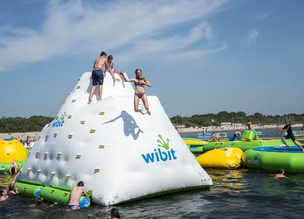 Barn leker i aqua splash park — Stockfoto