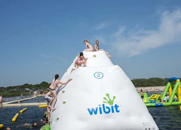 Barn leker i aqua splash park — Stockfoto