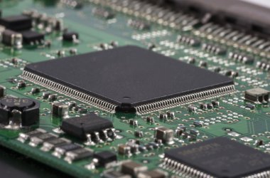 mikroçip ile yeşil elektrik devre kartı