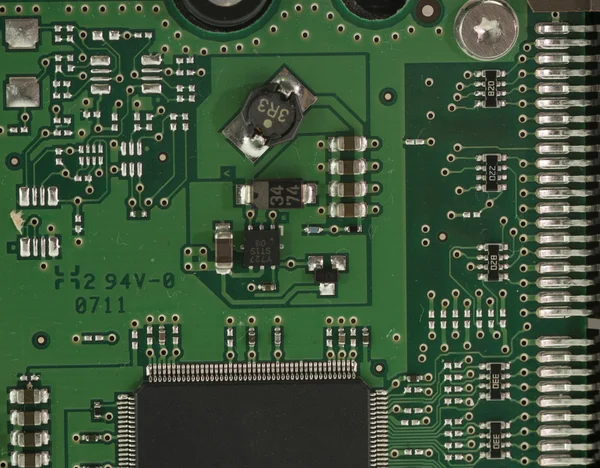 Placa de circuito eléctrico verde con microchips — Foto de Stock