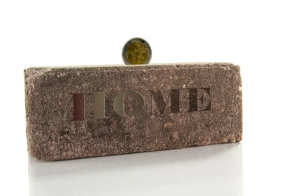 Un'unica pietra di cemento con moneta in euro — Foto Stock
