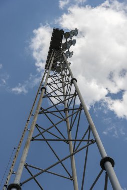 futbol sahası üzerinde ışık ekipmanları