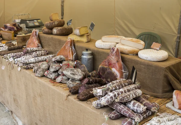 Et ve peynir Belçika pazarında — Stok fotoğraf
