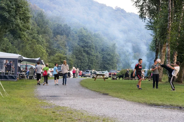 Kinderen plezier op camping — Stockfoto