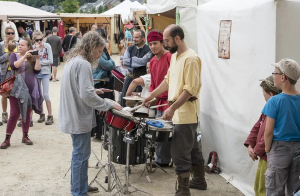 Gente tocando música en el mercado —  Fotos de Stock