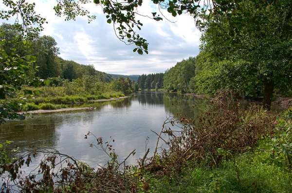 Der Fluss Semois in der Nähe des Dorfes Bouillon in Belgien — Stockfoto