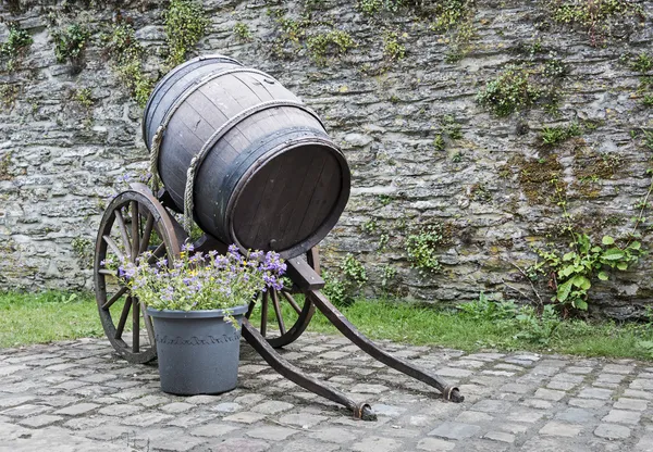 Altes Weinfass mit Rädern — Stockfoto
