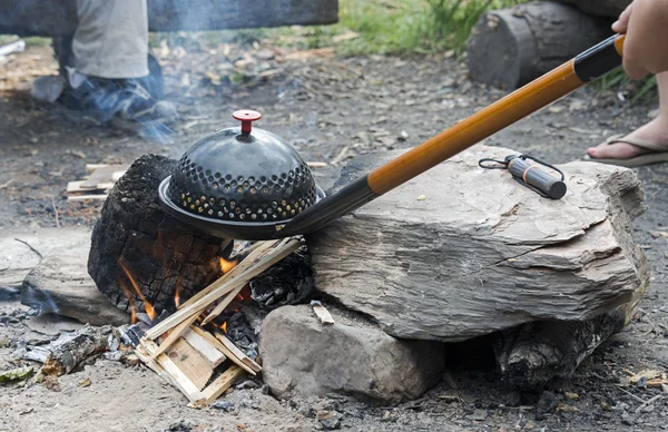 Making popcorn above a campfire — Stock Photo, Image