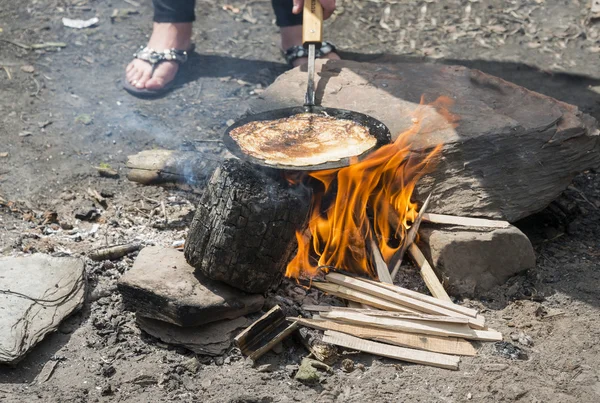 Making pancake on the campfire — Stock Photo, Image
