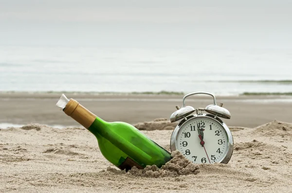 Bericht in fles op het strand — Stockfoto