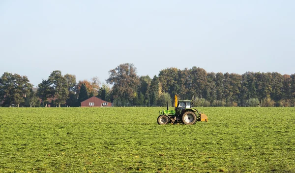 Agricoltore con trattore — Foto Stock