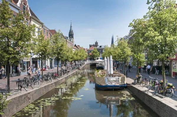 A cidade holandesa Delft com canais bicicletas e pessoas — Fotografia de Stock