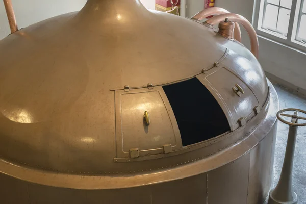Metal kazan içinde bira brewery — Stok fotoğraf