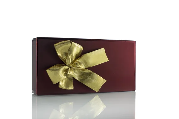 Fiocco d'oro sul regalo rosso — Foto Stock