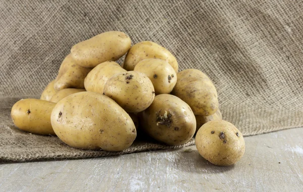 Patatoes on jute background — Stock Photo, Image