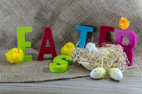 Húsvéti betűk és juta háttérrel — Stock Fotó