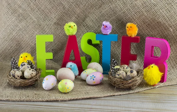 Pasqua con lettere e sfondo di iuta — Foto Stock