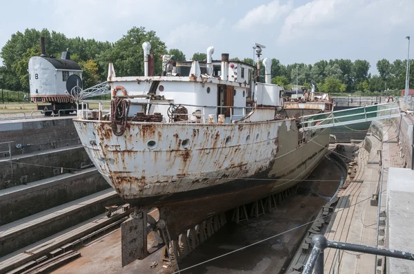 배는만에 네덜란드에서 drydock 작업 — 스톡 사진