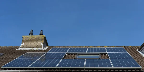 Çatı güneş panelleri ile — Stok fotoğraf
