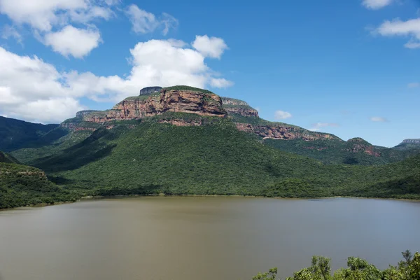 Drakensberg in Sud Africa con lago — Foto Stock