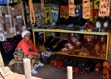kadın el sanatları Afrika pazarında satış