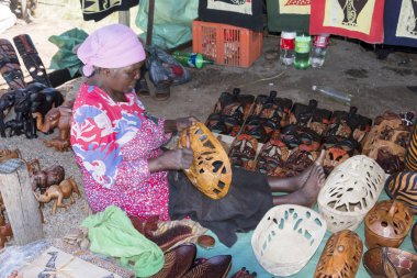 kadın el sanatları Afrika pazarında satış