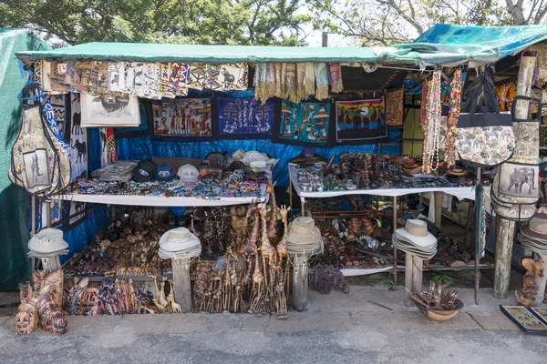 Piyasa ahır Afrika pazarında el sanatları ile — Stok fotoğraf