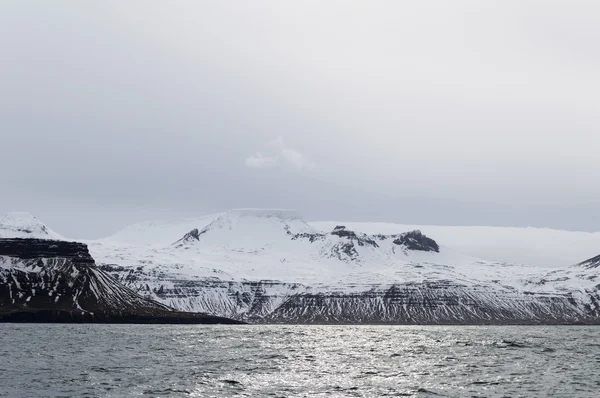 Los montes de hielo y el lago — Foto de Stock