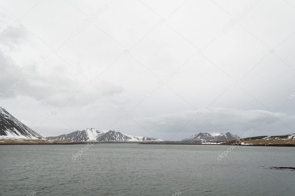 the iceland mountians and lake 