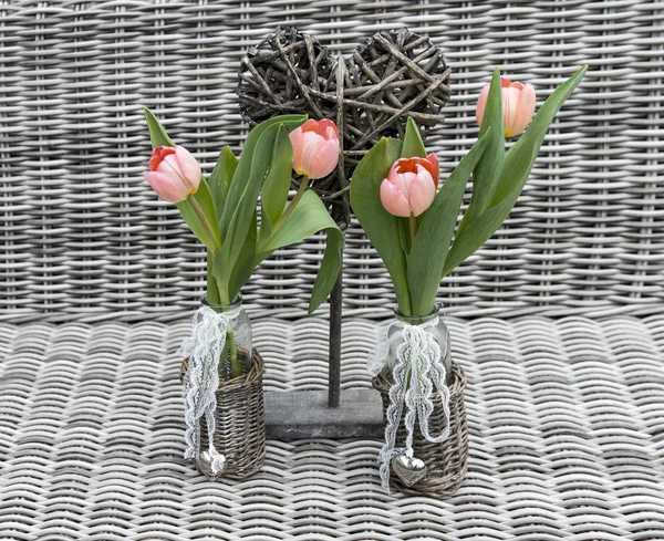 Deux vases avec des fleurs de tulipe rose — Photo