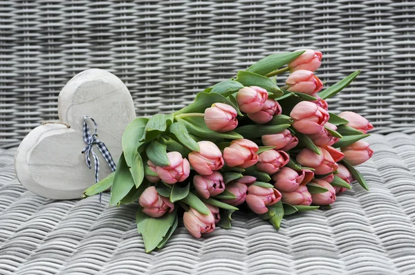 Deux vases avec des fleurs de tulipe rose — Photo