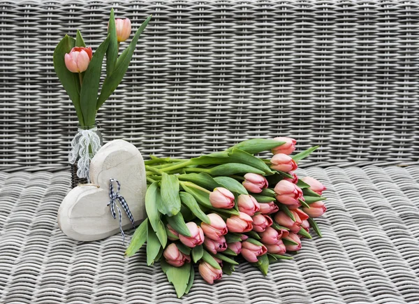 Deux vases avec des fleurs de tulipe rose — Photo