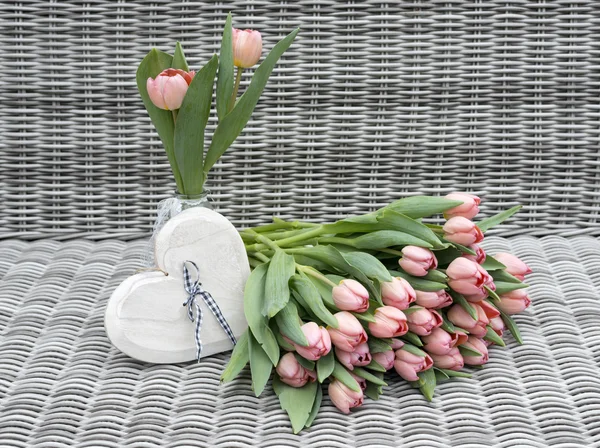 Vase avec des fleurs de tulipe rose — Photo