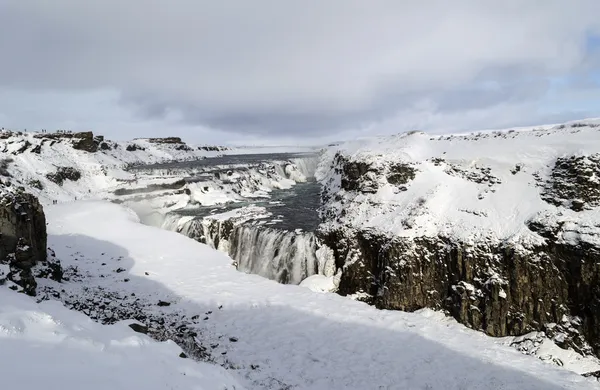 Водопад в зимнем леднике — стоковое фото