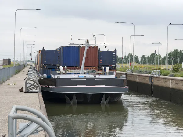 Schiff in Schleuse in den Niederlanden — Stockfoto