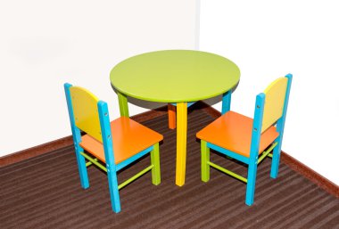 iki küçük okul sandalye ve masa