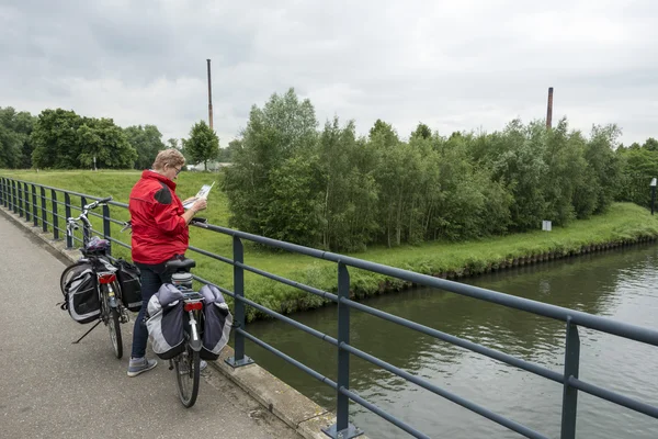 Vrouw is op zoek op de kaart voor de weg — Stockfoto